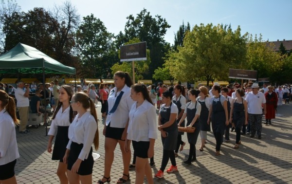 Szent Bazil Középiskola Régi idők, új ízek 2015 szeptember Hírek