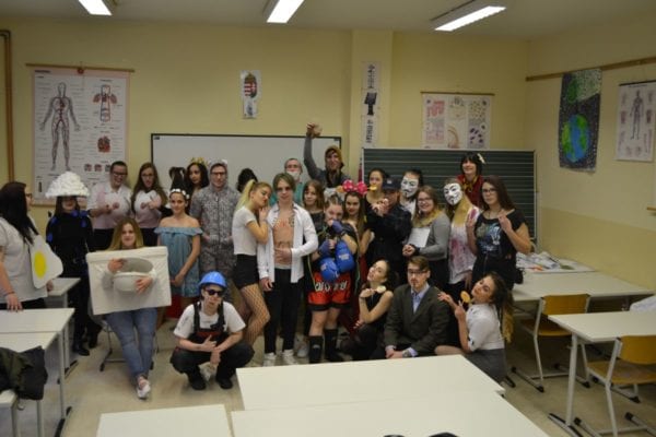 Szent Bazil Középiskola Ünneplőbe öltöztette az iskolát a kisvárdai Irodai asszisztens osztály Hírek