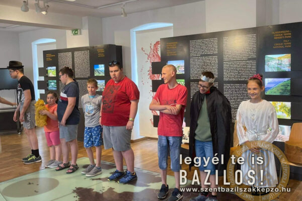 Szent Bazil Középiskola Látássérültek látogatása debreceni iskolánkban Debreceni tagintézmény Hírek Szent Bazil Görögkatolikus Középiskola