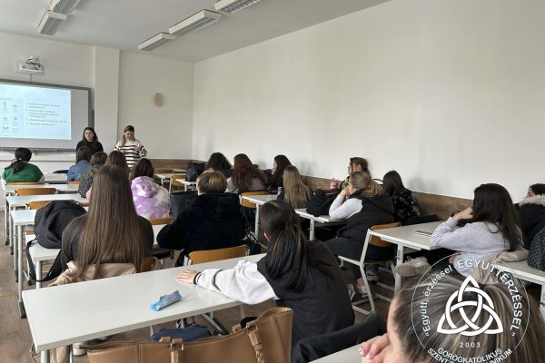 Szent Bazil Középiskola Ünnepi kirakat Debrecenben Hírek