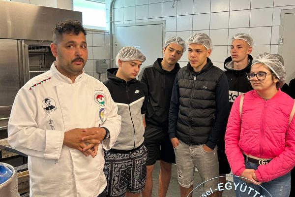 Szent Bazil Középiskola Szerenáddal búcsúztak a tizedikeseink Hírek