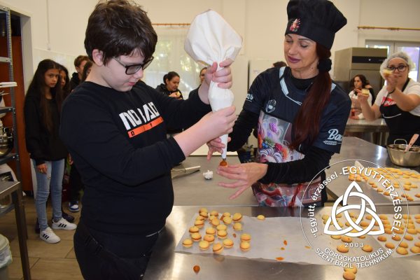Szent Bazil Középiskola Nyílt nap, valódi élményekkel – szakmák testközelből a Szent Bazil Technikum Nyíregyházán Hírek Nyíregyházi Tagintézmény Szent Bazil Középiskola „Egy kicsi mozgás mindenkinek kell…” Hírek TÁMOP 3.3.10 046 TÁMOP 3.3.10.