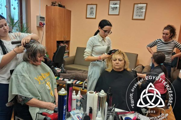 Szent Bazil Középiskola Szépség és Lélek: Generációk Találkozása a Szent Miklós Központban Hírek Kisvárdai Tagintézmény Szent Bazil Középiskola Szépészet ágazati vizsga Kisvárdán 2022. november Hírek Kisvárdai Tagintézmény