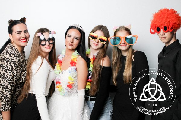 Szent Bazil Középiskola Szalag, Mosoly, Ünnep – Faraktár utcai Pillanatok a Szent Bazilban! Debreceni tagintézmény Hírek