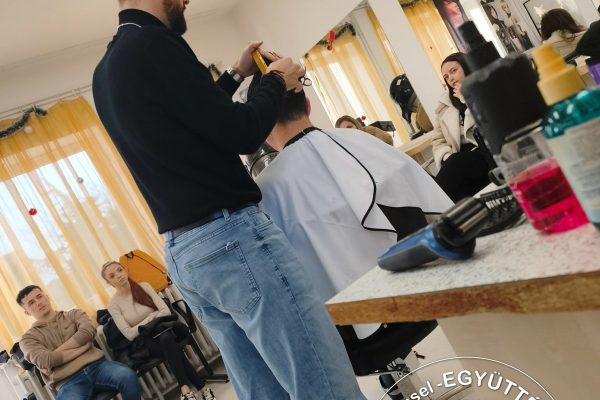 Szent Bazil Középiskola Barber forradalom a Szent Bazilban: Diáktól Diákig Terjed az Innováció Hírek Kisvárdai Tagintézmény Szent Bazil Középiskola Szépészet ágazati vizsga Kisvárdán 2022. november Hírek Kisvárdai Tagintézmény