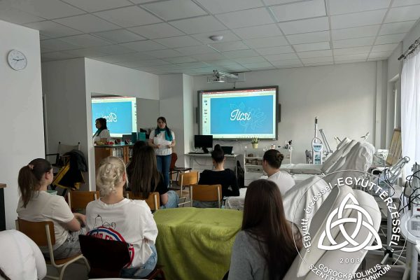 Szent Bazil Középiskola Debrecenben is a jövő szépségipari szakemberei képződnek – ILCSI szakmai nap a Postakert utcai tagintézményben Debreceni tagintézmény Hírek Szent Bazil Középiskola Szent Bazil Középiskola Nyító oldal