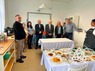 Szent Bazil Középiskola Sikeres szakmai vizsgák Kisvárdán – Új pincérek és szakácsok indulnak a vendéglátás világába Hírek Kisvárdai Tagintézmény Szent Bazil Középiskola Sikeres szakmai vizsgák Kisvárdán – Új pincérek és szakácsok indulnak a vendéglátás világába Hírek Kisvárdai Tagintézmény