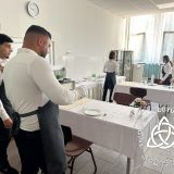 Szent Bazil Középiskola Debrecen új vendéglátó szakembereket ünnepel – Sikeres szakács és pincér vizsgák a Szent Bazil Technikum Faraktár utcai tagintézményében Hírek Nyíregyházi Tagintézmény Szent Bazil Középiskola Debrecen új vendéglátó szakembereket ünnepel – Sikeres szakács és pincér vizsgák a Szent Bazil Technikum Faraktár utcai tagintézményében Hírek Nyíregyházi Tagintézmény