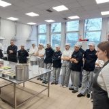 Szent Bazil Középiskola Sztárséf a konyhában: Balogh Roland élményfőzése lenyűgözte a debreceni diákokat Debreceni tagintézmény Hírek Szent Bazil Szent Bazil Görögkatolikus Középiskola Szent Bazil Középiskola Sztárséf a konyhában: Balogh Roland élményfőzése lenyűgözte a debreceni diákokat Debreceni tagintézmény Hírek Szent Bazil Szent Bazil Görögkatolikus Középiskola